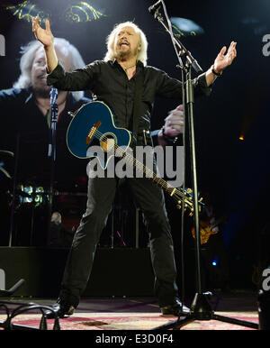 Barry Gibb suona dal vivo presso l'Arena O2 con: Barry Gibb dove: Londra, Regno Unito quando: 03 Ott 2013 Foto Stock