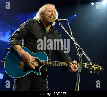 Barry Gibb suona dal vivo presso l'Arena O2 con: Barry Gibb dove: Londra, Regno Unito quando: 03 Ott 2013 Foto Stock