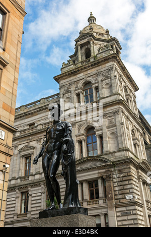 Statua del dio romano Mercurio, il Centro Italiano di Glasgow la città camere in background. Foto Stock