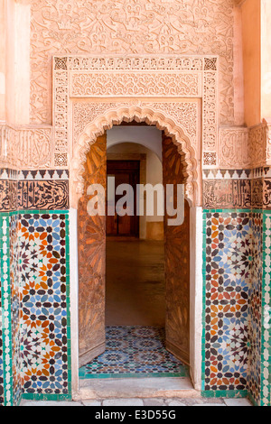 Una decorativa porta all'Ben Youssef Medersa a Marrakech, Marocco, Africa del Nord. Foto Stock