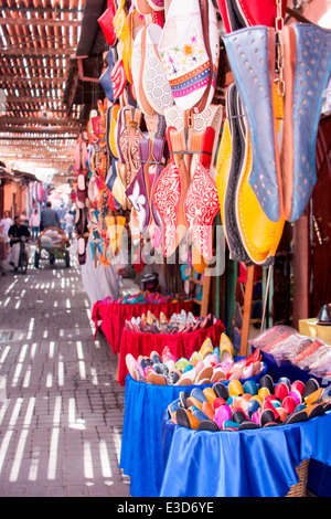 Babouches colorate vengono visualizzati nel souk di Marrakech in Marocco, Africa del Nord. Foto Stock