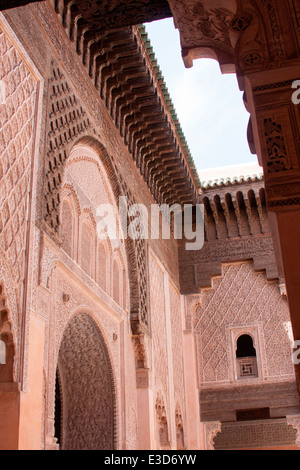 Dettaglio delle intricate sculture di legno e intonaco a Ben Youssef Medersa a Marrakech, Marocco, Africa del Nord. Foto Stock