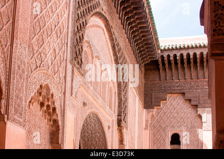 Dettaglio delle intricate sculture di legno e intonaco a Ben Youssef Medersa a Marrakech, Marocco, Africa del Nord. Foto Stock