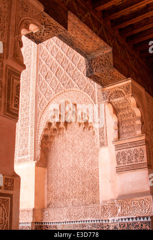 Dettaglio delle intricate sculture di legno e intonaco a Ben Youssef Medersa a Marrakech, Marocco, Africa del Nord. Foto Stock