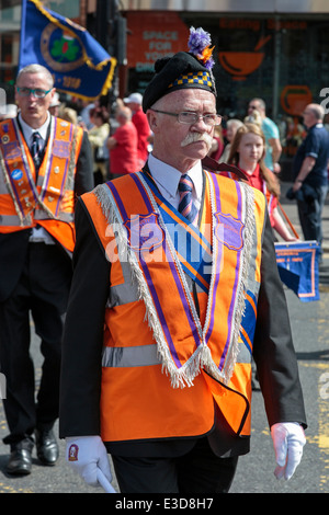 L'uomo che agisce come steward durante un fedele Orange Lodge sfilano marciando attraverso il centro della città di Glasgow, Glasgow, Scotland, Regno Unito Foto Stock