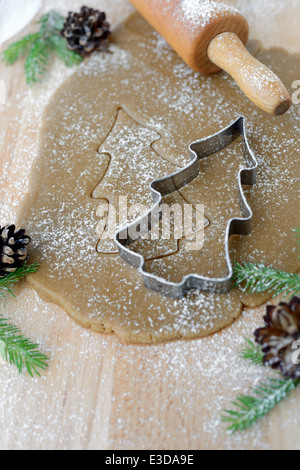 Composizione di natale di pasta di zenzero, mattarello e albero di natale ramoscelli Foto Stock