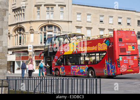 La città storica di Bath in Somerset England Regno Unito. A sommità aperta bus turistico Foto Stock