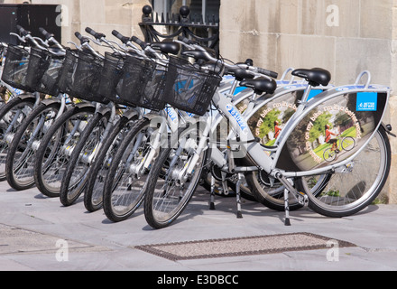 Il pubblico noleggio bici a regime nella città di Bath Somerset. gestito dalla società Nextbike. Foto Stock