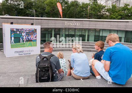 Il convogliatore, più London, Londra, Regno Unito, 23 Giugno 2014 - il giorno di apertura del torneo di Wimbledon 2014, Tifosi si riuniscono per guardare live tennis su un gigantesco schermo LCD come parte del più London free festival. Sullo schermo, sul Centre Court, 2013 uomini campione, Andy Murray (GB), inizia la difesa del suo titolo con una vittoria su David Goffin (Belgio), 6-1 6-4 7-5. Credito: Stephen Chung/Alamy Live News Foto Stock