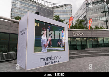 Il convogliatore, più London, Londra, Regno Unito, 23 Giugno 2014 - il giorno di apertura del torneo di Wimbledon 2014, Tifosi si riuniscono per guardare live tennis su un gigantesco schermo LCD come parte del più London free festival. Sullo schermo, sul Centre Court, 2013 uomini campione, Andy Murray (GB), inizia la difesa del suo titolo con una vittoria su David Goffin (Belgio), 6-1 6-4 7-5. Credito: Stephen Chung/Alamy Live News Foto Stock