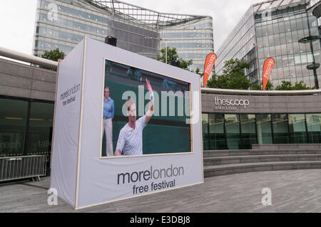 Il convogliatore, più London, Londra, Regno Unito, 23 Giugno 2014 - il giorno di apertura del torneo di Wimbledon 2014, Tifosi si riuniscono per guardare live tennis su un gigantesco schermo LCD come parte del più London free festival. Sullo schermo, sul Centre Court, 2013 uomini campione, Andy Murray (GB), inizia la difesa del suo titolo con una vittoria su David Goffin (Belgio), 6-1 6-4 7-5. © Stephen Chung/Alamy Live News Credit: Stephen Chung/Alamy Live News Foto Stock