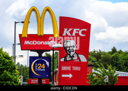 Segno per McDonalds e KFC fast food Foto Stock