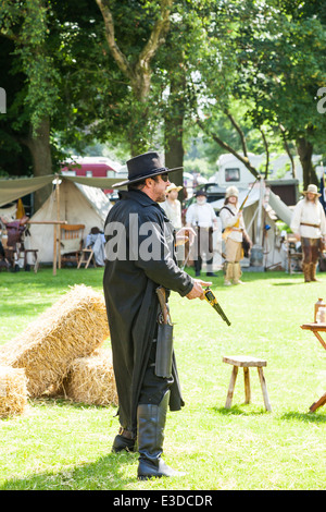 Leek, Staffordshire, Inghilterra. Il 22 giugno 2014, un paese occidentale e di fine settimana. Vestito da cowboy in nero con la sua pistola disegnato. Foto Stock