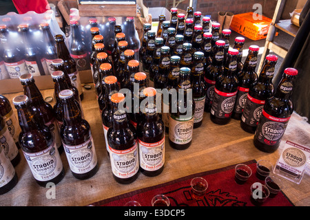 Stroud Brewery in stallo al mercato agricolo su una mattina Staturday, Gloucestershire, Regno Unito Foto Stock