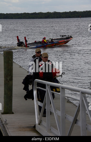 Pro pescatori al Bassmaster serie Elite torneo di pesca, Waterfront Park, St. Johns River, Palatka, FL Foto Stock