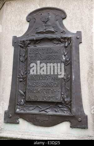 Viste di Bristol che fanno riferimento a Edward Colston, filantropo, commerciante e commerciante di slave. Plinto su Colston della statua nel centro di Bristol Foto Stock