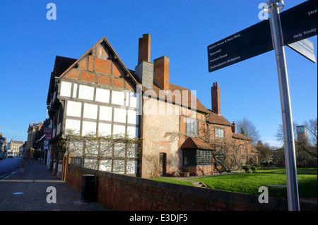 Cartello turistico su Chapel Street a Stratford-upon-Avon portando Nash House & nuovo luogo Foto Stock