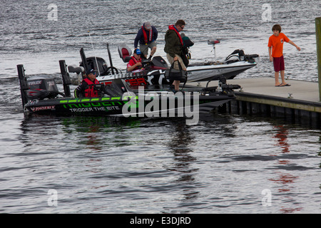 Pro pescatori al Bassmaster serie Elite torneo di pesca, Waterfront Park, St. Johns River, Palatka, FL Foto Stock