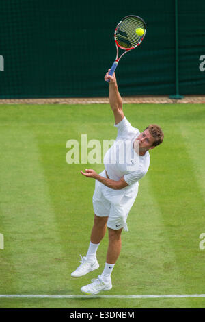 Londra, Regno Unito. Il 23 giugno, 2014. Wimbledon Tennis Championships Ryan Harrison di Stati Uniti in azione contro Grigor Dimitrov di Bulgariaduring giorno uno Uomini Singoli Primo turno corrisponde alla Wimbledon Tennis campionati a tutti England Lawn Tennis Club di Londra, Regno Unito. Credito: Azione Sport Plus/Alamy Live News Foto Stock