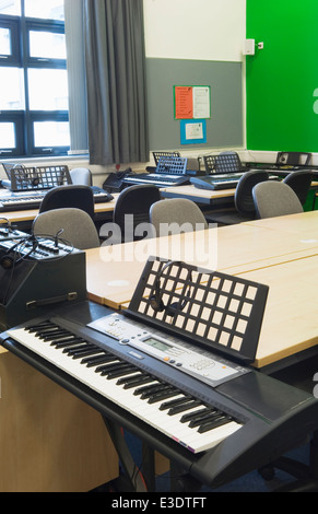 Classe di musica in una moderna scuola secondaria. Foto Stock