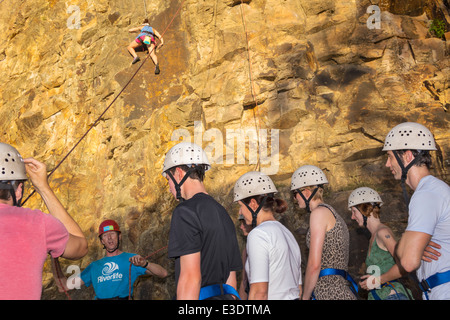 Brisbane Australia,Queensland Kangaroo Point Cliffs,Count White Park,adulti uomo uomo uomini uomini maschio,arrampicata su roccia,linea,corda,istruttore,classe,indossare,sicurezza Foto Stock