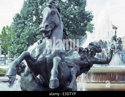 Una grande scultura di allevamento di cavalli e i loro cavalieri eroici dall artista francese Henri Greber è la più famosa fontana di Kansas City, Missouri, Stati Uniti d'America. Foto Stock