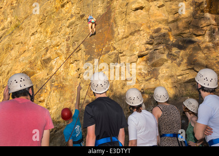 Brisbane Australia,Kangaroo Point Cliffs,Count White Park,uomo maschio,arrampicata su roccia,linea,corda,istruttore,classe,indossare,caschi di sicurezza,AU140315107 Foto Stock