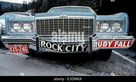 Un paraurti di automobili porta cablata-sulla pubblicità per il Rock City e Ruby Falls, due dei più pubblicizzata Attrazioni turistiche nel Tennessee, USA. Foto Stock