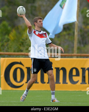 Santo Andre, Brasile. Il 23 giugno, 2014. Thomas Mueller in azione durante una rugby warm-up game durante una sessione di allenamento della nazionale tedesca di calcio presso il centro di formazione in Santo Andre, Brasile, 23 giugno 2014. La Coppa del Mondo FIFA 2014 si svolgerà in Brasile dal 12 giugno al 13 luglio 2014. Foto: Thomas Eisenhuth/dpa/Alamy Live News Foto Stock