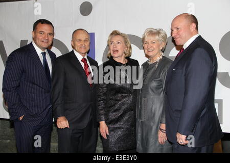 Voce di settembre undicesimo ricordate sempre Gala - Arrivi all'interno dotato di: Greg Kelly,Ray Kelly,Hilary Clinton,Veronica Kelly,James Kelly dove: New York City, NY, Stati Uniti quando: 17 Ott 2013 Foto Stock