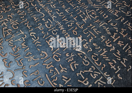 La replica della Rosetta Stone che ha consentito a Jean-François Champollion di decifrare i geroglifici egiziani, Figeac, Lot, Francia Foto Stock
