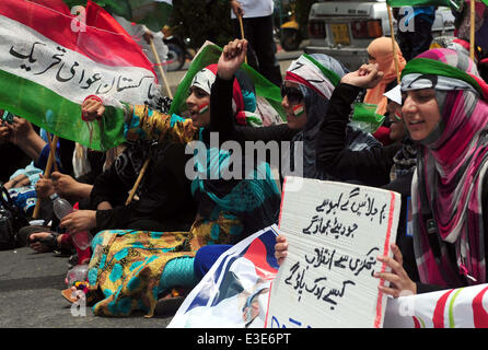 Attivisti della Awami Tehreek stanno tenendo una protesta a sostegno del loro capo il dottor Tahir ul Qadri come il suo volo deviate verso Lahore da Islamabad anche governo non lascia che il volo è atterrato. Secondo la Emirates Airline website, volo EK612 è stato deviato da Islamabad verso Lahore e si terra intorno a 9:35 presso il terminal principale dell'Allama Iqbal International Airport. Foto Stock