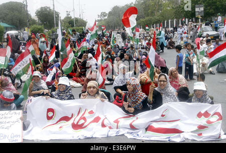 Attivisti della Awami Tehreek stanno tenendo una protesta a sostegno del loro capo il dottor Tahir ul Qadri come il suo volo deviate verso Lahore da Islamabad anche governo non lascia che il volo è atterrato. Secondo la Emirates Airline website, volo EK612 è stato deviato da Islamabad verso Lahore e si terra intorno a 9:35 presso il terminal principale dell'Allama Iqbal International Airport. Foto Stock