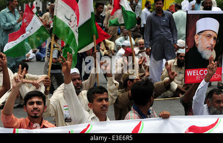 Attivisti della Awami Tehreek stanno tenendo una protesta a sostegno del loro capo il dottor Tahir ul Qadri come il suo volo deviate verso Lahore da Islamabad anche governo non lascia che il volo è atterrato. Secondo la Emirates Airline website, volo EK612 è stato deviato da Islamabad verso Lahore e si terra intorno a 9:35 presso il terminal principale dell'Allama Iqbal International Airport. Foto Stock