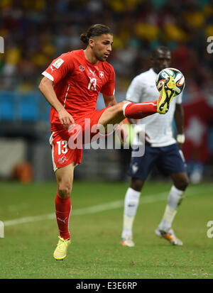 Ricardo Rodriguez della Svizzera controlla la sfera durante la Coppa del Mondo FIFA 2014 GRUPPO E turno preliminare match tra la Svizzera e la Francia all'Arena Fonte Nova Stadium di Salvador de Bahia, Brasile, 20 giugno 2014. Foto: Marius Becker/dpa Foto Stock