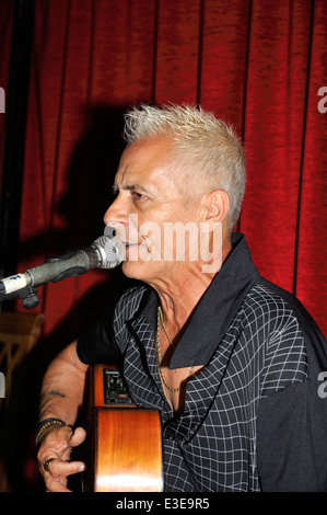 Chitarrista di Flamenco Fernando Gomez effettuando al Ristorante Embrujo, Tenerife, Spagna Foto Stock