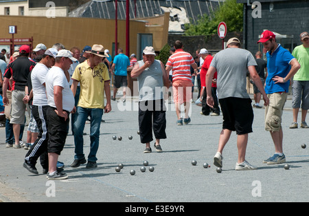 Maschio a bocce, giocatori di bocce, Villedieu les Poeles, Normandia, Francia Foto Stock