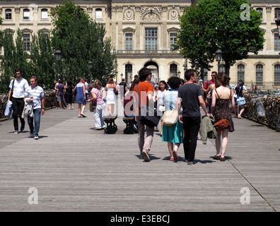 Amore lucchetto sul Pont des Arts passerella sul fiume Senna,Parigi,Francia,museo del Louvre Foto Stock