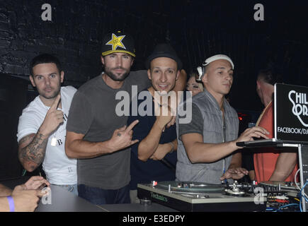 Brody Jenner notte al Roxxy con Julie Dorenbos e Susie Celek dotate: Rocco,Brody Jenner,DaCav5,MikeyPDaCav5 dove: Philadelphia, PA, Stati Uniti quando: 19 Ott 2013 Foto Stock