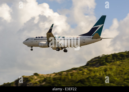 West jet Boeing 737-7CT aereo avvicinarsi V. C. Bird International Airport, San Giovanni Antigua Foto Stock