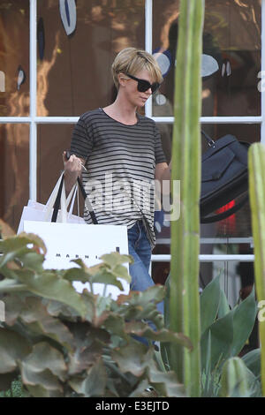 Charlize Theron shopping a Isabel Marant sulla Melrose Place offre: Charlize Theron dove: Los Angeles, CA, Stati Uniti quando: 22 Ott 2013om Foto Stock