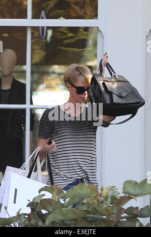 Charlize Theron shopping a Isabel Marant sulla Melrose Place offre: Charlize Theron dove: Los Angeles, CA, Stati Uniti quando: 22 Ott 2013 Foto Stock