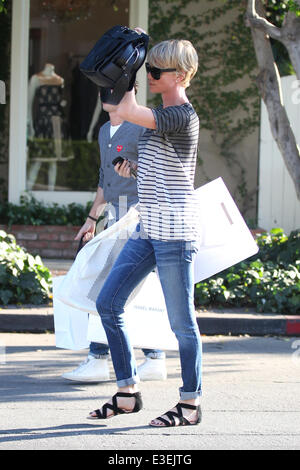 Charlize Theron shopping a Isabel Marant sulla Melrose Place offre: Charlize Theron dove: Los Angeles, CA, Stati Uniti quando: 22 Ott 2013om Foto Stock