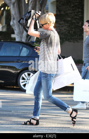 Charlize Theron shopping a Isabel Marant sulla Melrose Place offre: Charlize Theron dove: Los Angeles, CA, Stati Uniti quando: 22 Ott 2013om Foto Stock