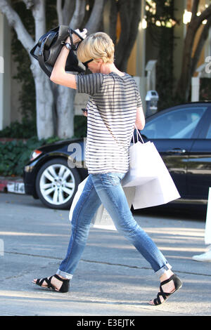 Charlize Theron shopping a Isabel Marant sulla Melrose Place offre: Charlize Theron dove: Los Angeles, CA, Stati Uniti quando: 22 Ott 2013 Foto Stock