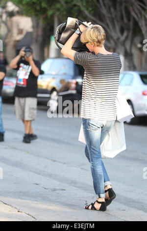 Charlize Theron shopping a Isabel Marant sulla Melrose Place offre: Charlize Theron dove: Los Angeles, CA, Stati Uniti quando: 22 Ott 2013 Foto Stock