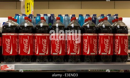 Bottiglie di Coca Cola visualizzata su un supermercato Foto Stock