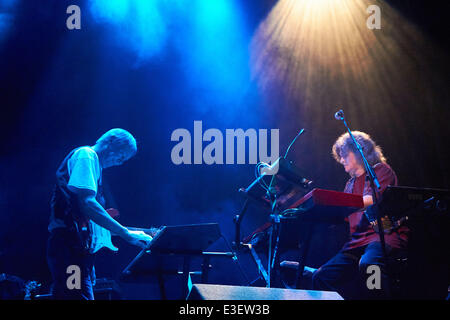 Camel esibirsi in concerto presso il Municipio con: Andy Latimer,Guy Le Blanc dove: Salisbury, Wiltshire, Regno Unito quando: 22 Ott 2013 Foto Stock