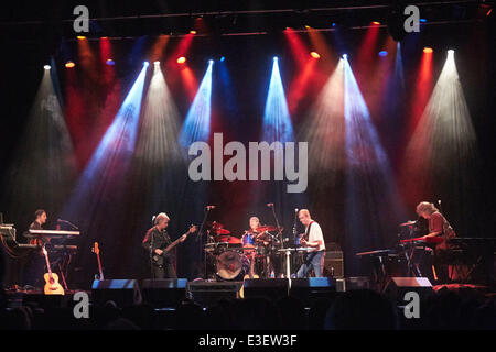 Camel esibirsi in concerto presso il Municipio con: Jason Hart,Denis Clemente,Colin Bass,Andy Latimer,Guy Le Blanc dove: Salisbury, Wiltshire, Regno Unito quando: 22 Ott 2013 Foto Stock