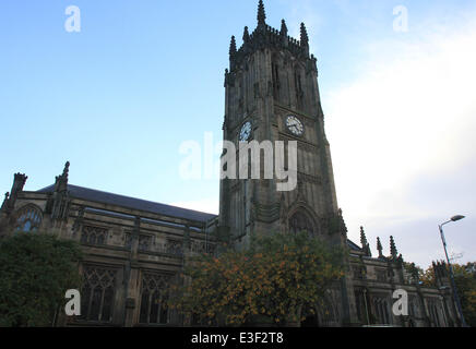 Memoriale di servizio in onore di Emmerdale attore Richard Thorpe tenutosi a Leeds Minster. Membri del cast, del passato e del presente, chiuso la cerimonia per pagare i loro rispetti dove: Leeds, nello Yorkshire, Regno Unito quando: 25 Ott 2013 Foto Stock